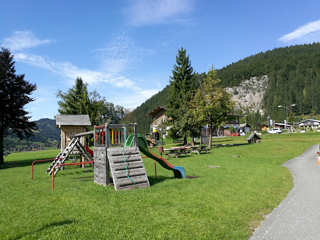 Öffentliche Spielplatz direkt neben dem Hotel