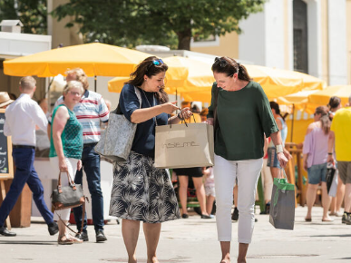 Kostenlos (Gästekarte) mit dem Zug zum WOCHENMARKT nach St.Johann in TIROL